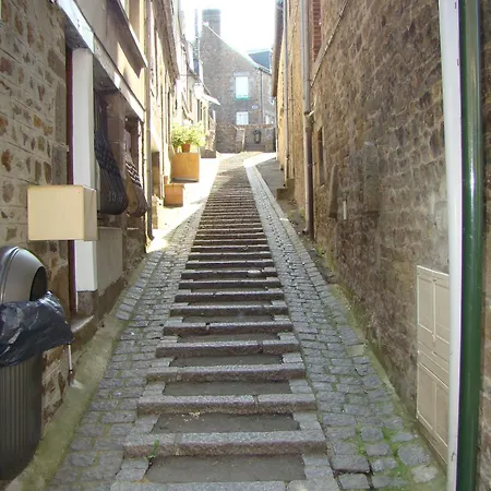 Cour Historique La Cour Des Trois Rois 1 * Villedieu-les-Poëles