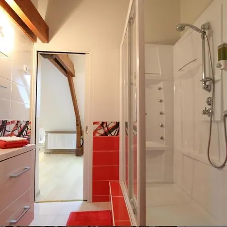 Cour Historique La Cour Des Trois Rois 1 * Villedieu-les-Poëles