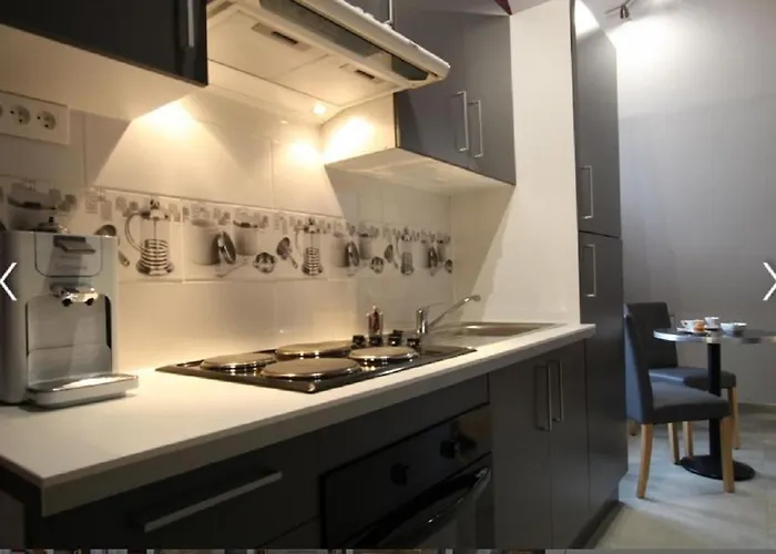 Cour Historique La Cour Des Trois Rois 1 Villedieu-les-Poeles-Rouffigny